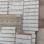 LOTE 570 - 01 LOTE COM VÁRIOS PAINÉIS CANALETADOS COM GANCHOS DE TAMANHOS DIVERSOS. (NO ESTADO) ATENÇÃO! FAZER A VISITAÇÃO ANTES DE ARREMATAR, NÃO SABEMOS SE FUNCIONA, LEILÃO NÃO TEM GARANTIA E NEM DEVOLUÇÃO, SUJEITO A POSSÍVEIS AVARIAS VISÍVEIS/OCULTAS E/OU AUSÊNCIA DE COMPONENTES.