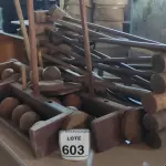 LOTE 603 - 01 LOTE COM GRANDE QUANTIDADE DE TACOS E BOLAS DE CROQUETE COM 3 CARRINHOS DE MADEIRA.  (NO ESTADO) ATENÇÃO! FAZER A VISITAÇÃO ANTES DE ARREMATAR, NÃO SABEMOS SE FUNCIONA, LEILÃO NÃO TEM GARANTIA E NEM DEVOLUÇÃO, SUJEITO A POSSÍVEIS AVARIAS VISÍVEIS/OCULTAS E/OU AUSÊNCIA DE COMPONENTES.