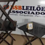 LOTE 100 - 03 MESAS DOBRÁVEIS EM MADEIRA (NO ESTADO) ATENÇÃO! FAZER A VISITAÇÃO ANTES DE ARREMATAR, NÃO SABEMOS SE FUNCIONA, LEILÃO NÃO TEM GARANTIA E NEM DEVOLUÇÃO, SUJEITO A POSSÍVEIS AVARIAS VISÍVEIS/OCULTAS E/OU AUSÊNCIA DE COMPONENTES.