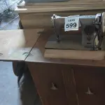 LOTE 599 - 01 MÁQUINA DE COSTURA ANTIGA MARCA SINGER.  (NO ESTADO) ATENÇÃO! FAZER A VISITAÇÃO ANTES DE ARREMATAR, NÃO SABEMOS SE FUNCIONA, LEILÃO NÃO TEM GARANTIA E NEM DEVOLUÇÃO, SUJEITO A POSSÍVEIS AVARIAS VISÍVEIS/OCULTAS E/OU AUSÊNCIA DE COMPONENTES.