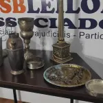 LOTE 578 - 01 ABAJUR, 01 CASTIÇAL, 01 JARRA 01 TAÇA, 01 CINZEIRO COM TAMPA E 01 BANDEJA, TODOS MATERIAIS ANTIGOS.  (NO ESTADO) ATENÇÃO! FAZER A VISITAÇÃO ANTES DE ARREMATAR, NÃO SABEMOS SE FUNCIONA, LEILÃO NÃO TEM GARANTIA E NEM DEVOLUÇÃO, SUJEITO A POSSÍVEIS AVARIAS VISÍVEIS/OCULTAS E/OU AUSÊNCIA DE COMPONENTES.
