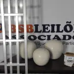 LOTE 590 - 03 GRADES DE FERRO E 03 VASOS DECORATIVOS.  (NO ESTADO) ATENÇÃO! FAZER A VISITAÇÃO ANTES DE ARREMATAR, NÃO SABEMOS SE FUNCIONA, LEILÃO NÃO TEM GARANTIA E NEM DEVOLUÇÃO, SUJEITO A POSSÍVEIS AVARIAS VISÍVEIS/OCULTAS E/OU AUSÊNCIA DE COMPONENTES.