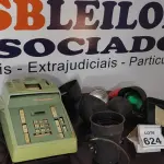 LOTE 624 - 01 CALCULADORA ANTIGA, 01 TRANSFORME DE BAIXA VOLTAGEM E 05 LÂMPADAS COLORIDAS.  (NO ESTADO) ATENÇÃO! FAZER A VISITAÇÃO ANTES DE ARREMATAR, NÃO SABEMOS SE FUNCIONA, LEILÃO NÃO TEM GARANTIA E NEM DEVOLUÇÃO, SUJEITO A POSSÍVEIS AVARIAS VISÍVEIS/OCULTAS E/OU AUSÊNCIA DE COMPONENTES.