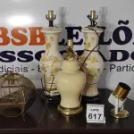 LOTE 617 - 03 ABAJURES, 01 PENDENTE DE VIDRO E 01 LUMINÁRIA.  (NO ESTADO) ATENÇÃO! FAZER A VISITAÇÃO ANTES DE ARREMATAR, NÃO SABEMOS SE FUNCIONA, LEILÃO NÃO TEM GARANTIA E NEM DEVOLUÇÃO, SUJEITO A POSSÍVEIS AVARIAS VISÍVEIS/OCULTAS E/OU AUSÊNCIA DE COMPONENTES.