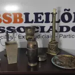LOTE 578 - 01 ABAJUR, 01 CASTIÇAL, 01 JARRA 01 TAÇA, 01 CINZEIRO COM TAMPA E 01 BANDEJA, TODOS MATERIAIS ANTIGOS.  (NO ESTADO) ATENÇÃO! FAZER A VISITAÇÃO ANTES DE ARREMATAR, NÃO SABEMOS SE FUNCIONA, LEILÃO NÃO TEM GARANTIA E NEM DEVOLUÇÃO, SUJEITO A POSSÍVEIS AVARIAS VISÍVEIS/OCULTAS E/OU AUSÊNCIA DE COMPONENTES.