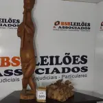 LOTE 595 - 01 ESCULTURA DE MADEIRA COM 1,30M.  (NO ESTADO) ATENÇÃO! FAZER A VISITAÇÃO ANTES DE ARREMATAR, NÃO SABEMOS SE FUNCIONA, LEILÃO NÃO TEM GARANTIA E NEM DEVOLUÇÃO, SUJEITO A POSSÍVEIS AVARIAS VISÍVEIS/OCULTAS E/OU AUSÊNCIA DE COMPONENTES.