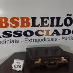LOTE 626 - 01 MALETA DE DOCUMENTO COM REVESTIMENTO DE COURO.  (NO ESTADO) ATENÇÃO! FAZER A VISITAÇÃO ANTES DE ARREMATAR, NÃO SABEMOS SE FUNCIONA, LEILÃO NÃO TEM GARANTIA E NEM DEVOLUÇÃO, SUJEITO A POSSÍVEIS AVARIAS VISÍVEIS/OCULTAS E/OU AUSÊNCIA DE COMPONENTES.