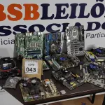 LOTE 043 - 01 LOTE COM VÁRIAS PLACAS MÃE MODELOS DIVERSOS. (NO ESTADO) ATENÇÃO! FAZER A VISITAÇÃO ANTES DE ARREMATAR, NÃO SABEMOS SE FUNCIONA, LEILÃO NÃO TEM GARANTIA E NEM DEVOLUÇÃO, SUJEITO A POSSÍVEIS AVARIAS VISÍVEIS/OCULTAS E/OU AUSÊNCIA DE COMPONENTES.