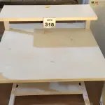 LOTE 318 - 01 MESA COM RODINHAS PARA COMPUTADOR NA COR BRANCA. (NO ESTADO) ATENÇÃO! FAZER A VISITAÇÃO ANTES DE ARREMATAR, NÃO SABEMOS SE FUNCIONA, LEILÃO NÃO TEM GARANTIA E NEM DEVOLUÇÃO, SUJEITO A POSSÍVEIS AVARIAS VISÍVEIS/OCULTAS E/OU AUSÊNCIA DE COMPONENTES.
