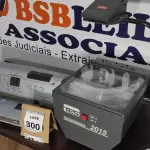 LOTE 300 - 01 RETROPROJETOR ANTIGO E 01 IMPRESSORA HP PHOTO SMART 7960.  (NO ESTADO) ATENÇÃO! FAZER A VISITAÇÃO ANTES DE ARREMATAR, NÃO SABEMOS SE FUNCIONA. LEILÃO NÃO TEM GARANTIA E NEM DEVOLUÇÃO, SUJEITO A POSSÍVEIS AVARIAS VISÍVEIS/OCULTAS E/OU AUSÊNCIA DE COMPONENTES.