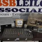 LOTE 076 - 01 MESA DE SOM, 02 TOCA FITAS E 01 RECEPTOR ESTÉREO MARCA AKAI. (NO ESTADO) ATENÇÃO! FAZER A VISITAÇÃO ANTES DE ARREMATAR, NÃO SABEMOS SE FUNCIONA, LEILÃO NÃO TEM GARANTIA E NEM DEVOLUÇÃO, SUJEITO A POSSÍVEIS AVARIAS VISÍVEIS/OCULTAS E/OU AUSÊNCIA DE COMPONENTES.