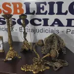LOTE 580 - 03 ABAJURES, 01 PENDENTE E 01 LUMINÁRIA DE PAREDE.  (NO ESTADO) ATENÇÃO! FAZER A VISITAÇÃO ANTES DE ARREMATAR, NÃO SABEMOS SE FUNCIONA, LEILÃO NÃO TEM GARANTIA E NEM DEVOLUÇÃO, SUJEITO A POSSÍVEIS AVARIAS VISÍVEIS/OCULTAS E/OU AUSÊNCIA DE COMPONENTES.