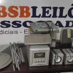 LOTE 587 - 01 HOME TEACHER COM 08 CAIXAS E CONTROLE MARCA PHILIPS, 01 TOCA CD COM 02 CAIXAS E 01 CAIXA DE SOM PARA PC.  (NO ESTADO) ATENÇÃO! FAZER A VISITAÇÃO ANTES DE ARREMATAR, NÃO SABEMOS SE FUNCIONA, LEILÃO NÃO TEM GARANTIA E NEM DEVOLUÇÃO, SUJEITO A POSSÍVEIS AVARIAS VISÍVEIS/OCULTAS E/OU AUSÊNCIA DE COMPONENTES.
