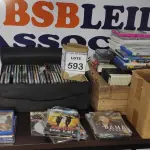 LOTE 593 - 01 LOTE COM 01 CASE PORTA CD E GRANDE QUANTIDADE DE CD, JOGOS E FITAS DIVERSAS.  (NO ESTADO) ATENÇÃO! FAZER A VISITAÇÃO ANTES DE ARREMATAR, NÃO SABEMOS SE FUNCIONA, LEILÃO NÃO TEM GARANTIA E NEM DEVOLUÇÃO, SUJEITO A POSSÍVEIS AVARIAS VISÍVEIS/OCULTAS E/OU AUSÊNCIA DE COMPONENTES.