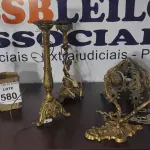 LOTE 580 - 03 ABAJURES, 01 PENDENTE E 01 LUMINÁRIA DE PAREDE.  (NO ESTADO) ATENÇÃO! FAZER A VISITAÇÃO ANTES DE ARREMATAR, NÃO SABEMOS SE FUNCIONA, LEILÃO NÃO TEM GARANTIA E NEM DEVOLUÇÃO, SUJEITO A POSSÍVEIS AVARIAS VISÍVEIS/OCULTAS E/OU AUSÊNCIA DE COMPONENTES.