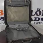 LOTE 583 - 01 MALA DE VIAGEM.  (NO ESTADO) ATENÇÃO! FAZER A VISITAÇÃO ANTES DE ARREMATAR, NÃO SABEMOS SE FUNCIONA, LEILÃO NÃO TEM GARANTIA E NEM DEVOLUÇÃO, SUJEITO A POSSÍVEIS AVARIAS VISÍVEIS/OCULTAS E/OU AUSÊNCIA DE COMPONENTES.