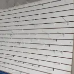 LOTE 569 - 01 PAINEL CANALETADO COM GANCHOS DE 1,72 X 2,75. (NO ESTADO) ATENÇÃO! FAZER A VISITAÇÃO ANTES DE ARREMATAR, NÃO SABEMOS SE FUNCIONA, LEILÃO NÃO TEM GARANTIA E NEM DEVOLUÇÃO, SUJEITO A POSSÍVEIS AVARIAS VISÍVEIS/OCULTAS E/OU AUSÊNCIA DE COMPONENTES.