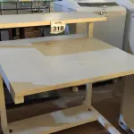 LOTE 318 - 01 MESA COM RODINHAS PARA COMPUTADOR NA COR BRANCA. (NO ESTADO) ATENÇÃO! FAZER A VISITAÇÃO ANTES DE ARREMATAR, NÃO SABEMOS SE FUNCIONA, LEILÃO NÃO TEM GARANTIA E NEM DEVOLUÇÃO, SUJEITO A POSSÍVEIS AVARIAS VISÍVEIS/OCULTAS E/OU AUSÊNCIA DE COMPONENTES.