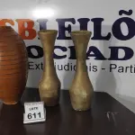 LOTE 611 - 02 JARROS DE GESSO E 01 JARRO DE MADEIRA.  (NO ESTADO) ATENÇÃO! FAZER A VISITAÇÃO ANTES DE ARREMATAR, NÃO SABEMOS SE FUNCIONA, LEILÃO NÃO TEM GARANTIA E NEM DEVOLUÇÃO, SUJEITO A POSSÍVEIS AVARIAS VISÍVEIS/OCULTAS E/OU AUSÊNCIA DE COMPONENTES.