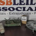 LOTE 588 - 02 BALANÇAS DIGITAIS E 01 BALANÇA ANTIGA SEM BANDEJA. (NO ESTADO) ATENÇÃO! FAZER A VISITAÇÃO ANTES DE ARREMATAR, NÃO SABEMOS SE FUNCIONA, LEILÃO NÃO TEM GARANTIA E NEM DEVOLUÇÃO, SUJEITO A POSSÍVEIS AVARIAS VISÍVEIS/OCULTAS E/OU AUSÊNCIA DE COMPONENTES.