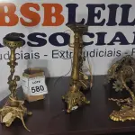 LOTE 580 - 03 ABAJURES, 01 PENDENTE E 01 LUMINÁRIA DE PAREDE.  (NO ESTADO) ATENÇÃO! FAZER A VISITAÇÃO ANTES DE ARREMATAR, NÃO SABEMOS SE FUNCIONA, LEILÃO NÃO TEM GARANTIA E NEM DEVOLUÇÃO, SUJEITO A POSSÍVEIS AVARIAS VISÍVEIS/OCULTAS E/OU AUSÊNCIA DE COMPONENTES.