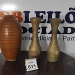 LOTE 611 - 02 JARROS DE GESSO E 01 JARRO DE MADEIRA.  (NO ESTADO) ATENÇÃO! FAZER A VISITAÇÃO ANTES DE ARREMATAR, NÃO SABEMOS SE FUNCIONA, LEILÃO NÃO TEM GARANTIA E NEM DEVOLUÇÃO, SUJEITO A POSSÍVEIS AVARIAS VISÍVEIS/OCULTAS E/OU AUSÊNCIA DE COMPONENTES.