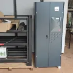 LOTE 100 - 01 NOBREAK POTÊNCIA 80KVA E 01 BANCO DE BATERIAS PARA 32 BATERIAS COM CABOS. (NO ESTADO) (OBS. O LOTE NÃO POSSUI BATERIAS) ATENÇÃO! FAZER A VISITAÇÃO ANTES DE ARREMATAR, NÃO SABEMOS SE FUNCIONA, LEILÃO NÃO TEM GARANTIA E NEM DEVOLUÇÃO, SUJEITO A POSSÍVEIS AVARIAS VISÍVEIS/OCULTAS E/OU AUSÊNCIA DE COMPONENTES.