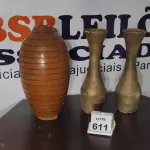 LOTE 611 - 02 JARROS DE GESSO E 01 JARRO DE MADEIRA.  (NO ESTADO) ATENÇÃO! FAZER A VISITAÇÃO ANTES DE ARREMATAR, NÃO SABEMOS SE FUNCIONA, LEILÃO NÃO TEM GARANTIA E NEM DEVOLUÇÃO, SUJEITO A POSSÍVEIS AVARIAS VISÍVEIS/OCULTAS E/OU AUSÊNCIA DE COMPONENTES.