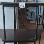 LOTE 574 - 02 MESAS COM TAMPO DE MADEIRA EM FORMA TRAPÉZIO.  (NO ESTADO) ATENÇÃO! FAZER A VISITAÇÃO ANTES DE ARREMATAR, NÃO SABEMOS SE FUNCIONA, LEILÃO NÃO TEM GARANTIA E NEM DEVOLUÇÃO, SUJEITO A POSSÍVEIS AVARIAS VISÍVEIS/OCULTAS E/OU AUSÊNCIA DE COMPONENTES.