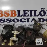 LOTE 614 - 01 LOTE COM VÁRIAS LUMINÁRIAS ANTIGAS DIVERSAS.  (NO ESTADO) ATENÇÃO! FAZER A VISITAÇÃO ANTES DE ARREMATAR, NÃO SABEMOS SE FUNCIONA, LEILÃO NÃO TEM GARANTIA E NEM DEVOLUÇÃO, SUJEITO A POSSÍVEIS AVARIAS VISÍVEIS/OCULTAS E/OU AUSÊNCIA DE COMPONENTES.