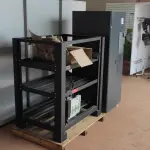 LOTE 100 - 01 NOBREAK POTÊNCIA 80KVA E 01 BANCO DE BATERIAS PARA 32 BATERIAS COM CABOS. (NO ESTADO) (OBS. O LOTE NÃO POSSUI BATERIAS) ATENÇÃO! FAZER A VISITAÇÃO ANTES DE ARREMATAR, NÃO SABEMOS SE FUNCIONA, LEILÃO NÃO TEM GARANTIA E NEM DEVOLUÇÃO, SUJEITO A POSSÍVEIS AVARIAS VISÍVEIS/OCULTAS E/OU AUSÊNCIA DE COMPONENTES.