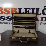LOTE 626 - 01 MALETA DE DOCUMENTO COM REVESTIMENTO DE COURO.  (NO ESTADO) ATENÇÃO! FAZER A VISITAÇÃO ANTES DE ARREMATAR, NÃO SABEMOS SE FUNCIONA, LEILÃO NÃO TEM GARANTIA E NEM DEVOLUÇÃO, SUJEITO A POSSÍVEIS AVARIAS VISÍVEIS/OCULTAS E/OU AUSÊNCIA DE COMPONENTES.