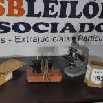 LOTE 592 - 01 MICROSCÓPIO, 01 MINI MÁQUINA DE COSTURA E 01 JOGO DE ALFABETO.  (NO ESTADO) ATENÇÃO! FAZER A VISITAÇÃO ANTES DE ARREMATAR, NÃO SABEMOS SE FUNCIONA, LEILÃO NÃO TEM GARANTIA E NEM DEVOLUÇÃO, SUJEITO A POSSÍVEIS AVARIAS VISÍVEIS/OCULTAS E/OU AUSÊNCIA DE COMPONENTES.