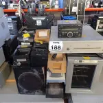 LOTE 188 - 01 ADEGA, 01 CAIXA REGISTRADORA, 01 APARELHO DE SOM, 02 IMPRESSORAS DE ETIQUETAS E PERIFÉRICOS DIVERSOS. (NO ESTADO) ATENÇÃO! FAZER A VISITAÇÃO ANTES DE ARREMATAR, NÃO SABEMOS SE FUNCIONA, LEILÃO NÃO TEM GARANTIA E NEM DEVOLUÇÃO, SUJEITO A POSSÍVEIS AVARIAS VISÍVEIS/OCULTAS E/OU AUSÊNCIA DE COMPONENTES.