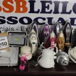 LOTE 050 - 10 FERROS DE PASSAR DE MARCAS E MODELOS DIVERSOS, 04 CHUVEIROS MODELOS DIVERSOS, 04 LUMINÁRIAS E 02 REFLETORES. (NO ESTADO) ATENÇÃO! FAZER A VISITAÇÃO ANTES DE ARREMATAR, NÃO SABEMOS SE FUNCIONA, LEILÃO NÃO TEM GARANTIA E NEM DEVOLUÇÃO, SUJEITO A POSSÍVEIS AVARIAS VISÍVEIS/OCULTAS E/OU AUSÊNCIA DE COMPONENTES.