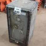 LOTE 630 - 01 COFRE.  (NO ESTADO) ATENÇÃO! FAZER A VISITAÇÃO ANTES DE ARREMATAR, NÃO SABEMOS SE FUNCIONA, LEILÃO NÃO TEM GARANTIA E NEM DEVOLUÇÃO, SUJEITO A POSSÍVEIS AVARIAS VISÍVEIS/OCULTAS E/OU AUSÊNCIA DE COMPONENTES.