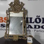 LOTE 589 - 01 ESPELHO EMOLDURADO COM LUMINÁRIAS.  (NO ESTADO) ATENÇÃO! FAZER A VISITAÇÃO ANTES DE ARREMATAR, NÃO SABEMOS SE FUNCIONA, LEILÃO NÃO TEM GARANTIA E NEM DEVOLUÇÃO, SUJEITO A POSSÍVEIS AVARIAS VISÍVEIS/OCULTAS E/OU AUSÊNCIA DE COMPONENTES.