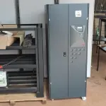 LOTE 100 - 01 NOBREAK POTÊNCIA 80KVA E 01 BANCO DE BATERIAS PARA 32 BATERIAS COM CABOS. (NO ESTADO) (OBS. O LOTE NÃO POSSUI BATERIAS) ATENÇÃO! FAZER A VISITAÇÃO ANTES DE ARREMATAR, NÃO SABEMOS SE FUNCIONA, LEILÃO NÃO TEM GARANTIA E NEM DEVOLUÇÃO, SUJEITO A POSSÍVEIS AVARIAS VISÍVEIS/OCULTAS E/OU AUSÊNCIA DE COMPONENTES.