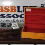 02 MALAS EM MADEIRA PARA FAQUEIRO.  (NO ESTADO) ATENÇÃO! FAZER A VISITAÇÃO ANTES DE ARREMATAR, NÃO SABEMOS SE FUNCIONA, LEILÃO NÃO TEM GARANTIA E NEM DEVOLUÇÃO, SUJEITO A POSSÍVEIS AVARIAS VISÍVEIS/OCULTAS E/OU AUSÊNCIA DE COMPONENTES.