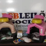LOTE 558 - 01 LOTE COM 02 CASINHAS PARA PETS, ROUPAS, VASILHAS E ITENS DIVERSOS. (NO ESTADO) ATENÇÃO! FAZER A VISITAÇÃO ANTES DE ARREMATAR, NÃO SABEMOS SE FUNCIONA, LEILÃO NÃO TEM GARANTIA E NEM DEVOLUÇÃO, SUJEITO A POSSÍVEIS AVARIAS VISÍVEIS/OCULTAS E/OU AUSÊNCIA DE COMPONENTES.