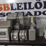 LOTE 587 - 01 HOME TEACHER COM 08 CAIXAS E CONTROLE MARCA PHILIPS, 01 TOCA CD COM 02 CAIXAS E 01 CAIXA DE SOM PARA PC.  (NO ESTADO) ATENÇÃO! FAZER A VISITAÇÃO ANTES DE ARREMATAR, NÃO SABEMOS SE FUNCIONA, LEILÃO NÃO TEM GARANTIA E NEM DEVOLUÇÃO, SUJEITO A POSSÍVEIS AVARIAS VISÍVEIS/OCULTAS E/OU AUSÊNCIA DE COMPONENTES.