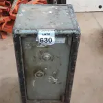 LOTE 630 - 01 COFRE.  (NO ESTADO) ATENÇÃO! FAZER A VISITAÇÃO ANTES DE ARREMATAR, NÃO SABEMOS SE FUNCIONA, LEILÃO NÃO TEM GARANTIA E NEM DEVOLUÇÃO, SUJEITO A POSSÍVEIS AVARIAS VISÍVEIS/OCULTAS E/OU AUSÊNCIA DE COMPONENTES.