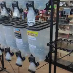 LOTE 529 - 01 DISPENSER PARA RAÇÃO A GRANEL COM 10 DIVISÕES. (NO ESTADO) ATENÇÃO! FAZER A VISITAÇÃO ANTES DE ARREMATAR, NÃO SABEMOS SE FUNCIONA, LEILÃO NÃO TEM GARANTIA E NEM DEVOLUÇÃO, SUJEITO A POSSÍVEIS AVARIAS VISÍVEIS/OCULTAS E/OU AUSÊNCIA DE COMPONENTES.
