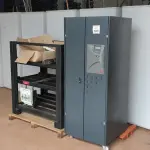 LOTE 100 - 01 NOBREAK POTÊNCIA 80KVA E 01 BANCO DE BATERIAS PARA 32 BATERIAS COM CABOS. (NO ESTADO) (OBS. O LOTE NÃO POSSUI BATERIAS) ATENÇÃO! FAZER A VISITAÇÃO ANTES DE ARREMATAR, NÃO SABEMOS SE FUNCIONA, LEILÃO NÃO TEM GARANTIA E NEM DEVOLUÇÃO, SUJEITO A POSSÍVEIS AVARIAS VISÍVEIS/OCULTAS E/OU AUSÊNCIA DE COMPONENTES.