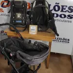 LOTE 002 - 01 CARRINHO DE BEBÊ COMPLETO COM SUPORTE PARA CARRO E BEBÊ CONFORTO. (NO ESTADO) ATENÇÃO! FAZER A VISITAÇÃO ANTES DE ARREMATAR, NÃO SABEMOS SE FUNCIONA, LEILÃO NÃO TEM GARANTIA E NEM DEVOLUÇÃO, SUJEITO A POSSÍVEIS AVARIAS VISÍVEIS/OCULTAS E/OU AUSÊNCIA DE COMPONENTES.