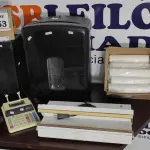 LOTE 053 - 02 FRAGMENTADORAS DE PAPEL, 02 CALCULADORAS, 01 SELADORA, 01 APARELHO DE TELEFONE SEM FIO E VÁRIAS QUANTIDADES DE ROLO DE PAPEL. (NO ESTADO) ATENÇÃO! FAZER A VISITAÇÃO ANTES DE ARREMATAR, NÃO SABEMOS SE FUNCIONA, LEILÃO NÃO TEM GARANTIA E NEM DEVOLUÇÃO, SUJEITO A POSSÍVEIS AVARIAS VISÍVEIS/OCULTAS E/OU AUSÊNCIA DE COMPONENTES.