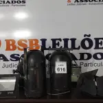 LOTE 616 - 02 REFLETORES DE 03 CANHÕES DE LUZ.  (NO ESTADO) ATENÇÃO! FAZER A VISITAÇÃO ANTES DE ARREMATAR, NÃO SABEMOS SE FUNCIONA, LEILÃO NÃO TEM GARANTIA E NEM DEVOLUÇÃO, SUJEITO A POSSÍVEIS AVARIAS VISÍVEIS/OCULTAS E/OU AUSÊNCIA DE COMPONENTES.