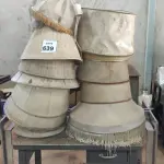 LOTE 639 - 17 CÚPULAS PARA ABAJUR, 01 BASE DE MESA CROMADA E 01 MESA DE FERRO.  (NO ESTADO) ATENÇÃO! FAZER A VISITAÇÃO ANTES DE ARREMATAR, NÃO SABEMOS SE FUNCIONA, LEILÃO NÃO TEM GARANTIA E NEM DEVOLUÇÃO, SUJEITO A POSSÍVEIS AVARIAS VISÍVEIS/OCULTAS E/OU AUSÊNCIA DE COMPONENTES.
