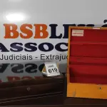 02 MALAS EM MADEIRA PARA FAQUEIRO.  (NO ESTADO) ATENÇÃO! FAZER A VISITAÇÃO ANTES DE ARREMATAR, NÃO SABEMOS SE FUNCIONA, LEILÃO NÃO TEM GARANTIA E NEM DEVOLUÇÃO, SUJEITO A POSSÍVEIS AVARIAS VISÍVEIS/OCULTAS E/OU AUSÊNCIA DE COMPONENTES.