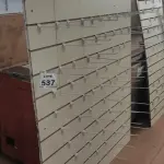 LOTE 537 -  01 PAINEL CANALETADO COM GANCHOS DE 1,38 X 1,44. (NO ESTADO) ATENÇÃO! FAZER A VISITAÇÃO ANTES DE ARREMATAR, NÃO SABEMOS SE FUNCIONA, LEILÃO NÃO TEM GARANTIA E NEM DEVOLUÇÃO, SUJEITO A POSSÍVEIS AVARIAS VISÍVEIS/OCULTAS E/OU AUSÊNCIA DE COMPONENTES.